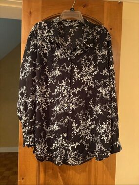Black & White Floral Button-Down Blouse - Women